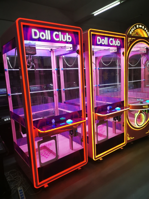Münzbetriebene Spiele Luxus voll transparente Puppenklauen Automaten Transparente rosa Spielzeug Puppenclub Süßigkeiten Verkaufsklauen