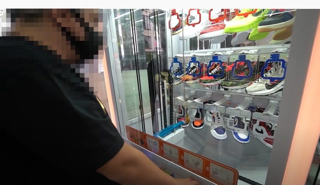 Shoe Store Gift Prizes Key Master Vending Machine the Key Master Challenge Win Prizes Keymaster Arcade Games