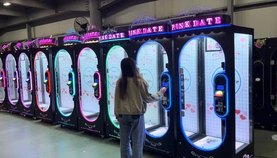 Playfun Indoor Pink Date Doll Cutting Prize Big Toys Gift Scissors Skill Cut 2 Win Arcade Coin Operated Game Machine for Sale